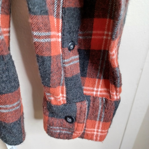 Men's beautiful red plaid shirt. Size small. - Picture 6 of 13